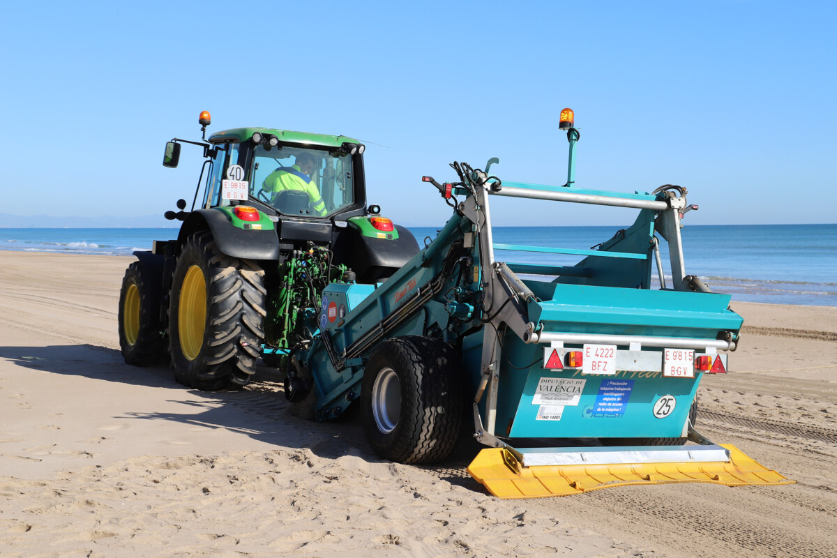tractor limpieza playas Diputacion 2024